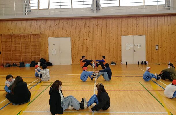 親子ペアストレッチの様子